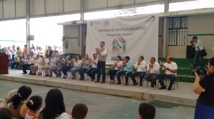 Acompañado de Marilda Elisa Rodríguez Aguirre, titular del Instituto Veracruzano de Desarrollo Municipal; Félix Manuel Domínguez Lagunes, presidente municipal de Alto Lucero de Gutiérrez Barrios en el Estado de Veracruz, el legislador local Francisco Garrido Sánchez realizó la jornada 30 de entrega de despensas verdes a habitantes de municipos veracruzanos