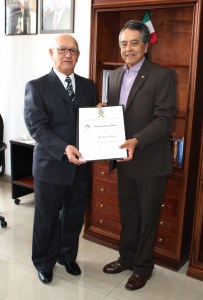 RECTOR DE LA UPAV ENTREGA TÍTULO DE DOCTORADO AL EX DIPUTADO ATANASIO GARCÍA DURÁN