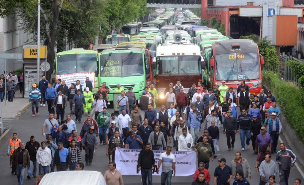 Los transportistas asfixian Ciudad de México para exigir un aumento de la&nbsp;tarifa