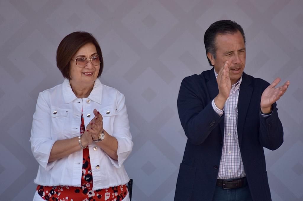 Mago Corro preside desfile junto al&nbsp;gober