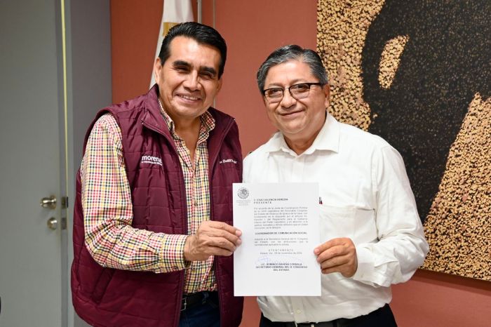 Esteban Bautista Hernández, entregó al periodista Esaú Valencia Heredia el nombramiento que le acredita como titular de la Coordinación de Comunicación Social del Congreso del Estado de Veracruz | Gráfica: Comunicación Social | Congreso del Estado de Veracruz